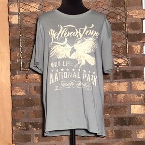 Tres Bien graphic T-shirt Yellowstone wildlife National Park adventure green L